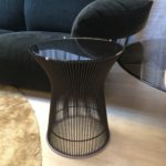 Table basse Platner Warren Knoll, création iconique de Warren Platner pour Knoll, table basse au design sculptural emblématique des années 60, piètement en tiges d’acier cintrées et soudées une à une finition bronze apportant légèreté visuelle et solidité, plateau en verre transparent ou fumé selon le modèle choisi, dimensions Ø 40 x H 46 cm pour le petit modèle et Ø 91 x H 38 cm pour le grand modèle, structure architecturale et esthétique raffinée, mobilier haut de gamme contemporain idéal pour salons modernes, coin lounge ou espaces de réception, design intemporel combinant fonctionnalité et art, transparence du plateau mettant en valeur la complexité du piètement et permettant à la lumière de circuler, pièce polyvalente pouvant servir de table centrale, d’appoint ou de décoration, fusion entre innovation, maîtrise technique et élégance, table basse qui traverse les époques tout en conservant sa modernité, parfait pour collectionneurs et amateurs de mobilier design, équilibre subtil entre lignes fluides et stabilité, pièce centrale qui attire le regard et sublime l’espace, mobilier signé Knoll illustrant excellence, savoir-faire artisanal et design américain des années 60, choix durable et prestigieux pour intérieur contemporain ou classique, table basse sculpturale et fonctionnelle pour décoration raffinée et élégante.