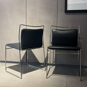 Chaises Tulu Kazuhide Takahama : ces chaises design haut de gamme signées Kazuhide Takahama pour Cassina se distinguent par leur structure iconique en tige de métal courbé chromé. Leur silhouette légère et graphique crée une élégance intemporelle tout en offrant un confort surprenant. Avec des dimensions L 51,5 cm x P 51 cm x H 77 cm, elles s’intègrent parfaitement autour d’une table de salle à manger ou dans un espace lounge. Deux exemplaires sont disponibles, idéaux pour composer une paire harmonieuse ou compléter une série existante. Véritable pièce de decoration haut de gamme, ces chaises attirent les décorateurs d’intérieur, ensembliers, décorateurs et architecte qui recherchent du mobilier à la fois minimaliste et raffiné. Bel Œil, spécialiste du mobilier haut de gamme, les présente dans ses showrooms. Vous cherchez des chaises contemporaines et élégantes pour vos projets à Nice, Cannes, Monaco, Marseille ou Saint Tropez ? Les Chaises Tulu Kazuhide Takahama répondent parfaitement aux exigences des réalisations d’art et de decoration haut de gamme. La structure en tige de métal courbé chromé apporte brillance et légèreté visuelle tout en garantissant une grande solidité. Leur design pur et graphique traverse les époques sans jamais se démoder. Bel Œil accompagne architectes, décorateurs et particuliers dans leurs projets d’aménagement intérieur sophistiqués. Nous excellons en tant qu’ensemblier et décorateur d’intérieur pour créer des espaces de vie d’exception. Découvrez l’art de la chaise design avec Bel Œil, votre référence à Marseille, Nice, Cannes, Monaco et Saint Tropez. Ce modèle Cassina incarne l’alliance parfaite entre l’héritage du design italien et la précision japonaise de Kazuhide Takahama. Leur finition chrome brillant sublime la lumière et dialogue harmonieusement avec tous les styles d’intérieur. Faites confiance à notre expertise en mobilier design haut de gamme, art de vivre et aménagement pour sublimer vos salles à manger avec des pièces iconiques et intemporelles.