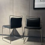 Chaises Tulu Kazuhide Takahama : ces chaises design haut de gamme signées Kazuhide Takahama pour Cassina se distinguent par leur structure iconique en tige de métal courbé chromé. Leur silhouette légère et graphique crée une élégance intemporelle tout en offrant un confort surprenant. Avec des dimensions L 51,5 cm x P 51 cm x H 77 cm, elles s’intègrent parfaitement autour d’une table de salle à manger ou dans un espace lounge. Deux exemplaires sont disponibles, idéaux pour composer une paire harmonieuse ou compléter une série existante. Véritable pièce de decoration haut de gamme, ces chaises attirent les décorateurs d’intérieur, ensembliers, décorateurs et architecte qui recherchent du mobilier à la fois minimaliste et raffiné. Bel Œil, spécialiste du mobilier haut de gamme, les présente dans ses showrooms. Vous cherchez des chaises contemporaines et élégantes pour vos projets à Nice, Cannes, Monaco, Marseille ou Saint Tropez ? Les Chaises Tulu Kazuhide Takahama répondent parfaitement aux exigences des réalisations d’art et de decoration haut de gamme. La structure en tige de métal courbé chromé apporte brillance et légèreté visuelle tout en garantissant une grande solidité. Leur design pur et graphique traverse les époques sans jamais se démoder. Bel Œil accompagne architectes, décorateurs et particuliers dans leurs projets d’aménagement intérieur sophistiqués. Nous excellons en tant qu’ensemblier et décorateur d’intérieur pour créer des espaces de vie d’exception. Découvrez l’art de la chaise design avec Bel Œil, votre référence à Marseille, Nice, Cannes, Monaco et Saint Tropez. Ce modèle Cassina incarne l’alliance parfaite entre l’héritage du design italien et la précision japonaise de Kazuhide Takahama. Leur finition chrome brillant sublime la lumière et dialogue harmonieusement avec tous les styles d’intérieur. Faites confiance à notre expertise en mobilier design haut de gamme, art de vivre et aménagement pour sublimer vos salles à manger avec des pièces iconiques et intemporelles.