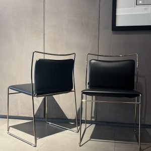 Chaises Tulu Kazuhide Takahama : ces chaises design haut de gamme signées Kazuhide Takahama pour Cassina se distinguent par leur structure iconique en tige de métal courbé chromé. Leur silhouette légère et graphique crée une élégance intemporelle tout en offrant un confort surprenant. Avec des dimensions L 51,5 cm x P 51 cm x H 77 cm, elles s’intègrent parfaitement autour d’une table de salle à manger ou dans un espace lounge. Deux exemplaires sont disponibles, idéaux pour composer une paire harmonieuse ou compléter une série existante. Véritable pièce de decoration haut de gamme, ces chaises attirent les décorateurs d’intérieur, ensembliers, décorateurs et architecte qui recherchent du mobilier à la fois minimaliste et raffiné. Bel Œil, spécialiste du mobilier haut de gamme, les présente dans ses showrooms. Vous cherchez des chaises contemporaines et élégantes pour vos projets à Nice, Cannes, Monaco, Marseille ou Saint Tropez ? Les Chaises Tulu Kazuhide Takahama répondent parfaitement aux exigences des réalisations d’art et de decoration haut de gamme. La structure en tige de métal courbé chromé apporte brillance et légèreté visuelle tout en garantissant une grande solidité. Leur design pur et graphique traverse les époques sans jamais se démoder. Bel Œil accompagne architectes, décorateurs et particuliers dans leurs projets d’aménagement intérieur sophistiqués. Nous excellons en tant qu’ensemblier et décorateur d’intérieur pour créer des espaces de vie d’exception. Découvrez l’art de la chaise design avec Bel Œil, votre référence à Marseille, Nice, Cannes, Monaco et Saint Tropez. Ce modèle Cassina incarne l’alliance parfaite entre l’héritage du design italien et la précision japonaise de Kazuhide Takahama. Leur finition chrome brillant sublime la lumière et dialogue harmonieusement avec tous les styles d’intérieur. Faites confiance à notre expertise en mobilier design haut de gamme, art de vivre et aménagement pour sublimer vos salles à manger avec des pièces iconiques et intemporelles.
