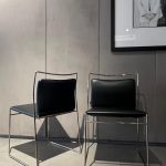 Chaises Tulu Kazuhide Takahama : chaises haut de gamme design contemporain par Kazuhide Takahama pour Cassina. Structure en tige de métal courbé chromé pour une silhouette légère et graphique. Dimensions L 51,5 cm x P 51 cm x H 77 cm pour une assise élégante et confortable. Deux exemplaires disponibles pour composer une paire harmonieuse. Les décorateurs d’intérieur, ensembliers, décorateurs et architecte apprécient leur pureté formelle et leur finition chrome brillante. Bel Œil expose ces chaises dans son showroom de Marseille, spécialiste du mobilier haut de gamme. Elles subliment les salles à manger et espaces de vie de Nice, Cannes, Monaco, Marseille et Saint Tropez. Bel Œil, ensemblier et décorateur d’intérieur de référence, met en scène des créations qui allient minimalisme et raffinement. Vous recherchez des chaises iconiques et polyvalentes ? Les Chaises Tulu Kazuhide Takahama offrent l’équilibre idéal entre design épuré, solidité et élégance intemporelle. La tige de métal courbé chromé crée un jeu de lignes aériennes et lumineuses. Bel Œil accompagne vos projets à Marseille, Nice, Cannes, Monaco et Saint Tropez avec une sélection rigoureuse de mobilier haut de gamme. Architectes, décorateurs et particuliers font confiance à notre expertise pour des intérieurs d’exception. Découvrez ce modèle légendaire avec Bel Œil, votre partenaire en design et art de vivre.