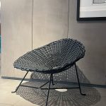 Fauteuil Sweet 27 Paola Navone : ce fauteuil design haut de gamme imaginé par Paola Navone pour Gervasoni se distingue par son tressage sophistiqué et ses formes sinueuses organiques. Le tressage en PVC noir mat apporte une texture visuelle riche et une grande résistance, tandis que les lignes douces et enveloppantes créent une silhouette fluide et accueillante. Avec ses dimensions 101 x 80 x 71 H cm, il offre un confort généreux et une présence élégante dans tout intérieur. Véritable pièce de decoration haut de gamme, il séduit les décorateurs d’intérieur, ensembliers, décorateurs et architecte qui recherchent un fauteuil à la fois sculptural et confortable. Bel Œil, spécialiste du mobilier haut de gamme, le présente dans ses showrooms. Vous cherchez un fauteuil moderne au tressage raffiné pour vos projets à Nice, Cannes, Monaco, Marseille ou Saint Tropez ? Le Fauteuil Sweet 27 Paola Navone répond parfaitement aux exigences des réalisations d’art et de decoration haut de gamme. Le tressage PVC noir mat confère une élégance contemporaine tout en étant résistant et facile d’entretien. Ses formes sinueuses évoquent un mouvement naturel et fluide, invitant à la détente. Bel Œil accompagne architectes, décorateurs et particuliers dans leurs projets d’aménagement intérieur sophistiqués. Nous excellons en tant qu’ensemblier et décorateur d’intérieur pour créer des espaces de vie d’exception. Découvrez l’art du fauteuil design avec Bel Œil, votre référence à Marseille, Nice, Cannes, Monaco et Saint Tropez. Ce modèle Gervasoni incarne l’alliance parfaite entre savoir-faire artisanal du tressage et esthétique contemporaine italienne. Sa silhouette enveloppante et son tressage noir mat en font un meuble signature pour les intérieurs modernes et chaleureux. Faites confiance à notre expertise en mobilier design haut de gamme, art de vivre et aménagement pour sublimer vos espaces avec une pièce à la fois sculpturale et confortable.