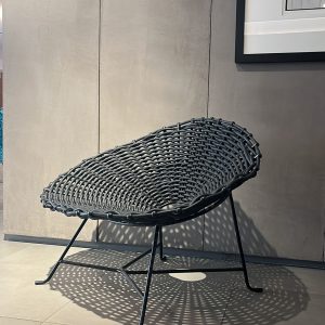 Fauteuil Sweet 27 Paola Navone : ce fauteuil design haut de gamme imaginé par Paola Navone pour Gervasoni se distingue par son tressage sophistiqué et ses formes sinueuses organiques. Le tressage en PVC noir mat apporte une texture visuelle riche et une grande résistance, tandis que les lignes douces et enveloppantes créent une silhouette fluide et accueillante. Avec ses dimensions 101 x 80 x 71 H cm, il offre un confort généreux et une présence élégante dans tout intérieur. Véritable pièce de decoration haut de gamme, il séduit les décorateurs d’intérieur, ensembliers, décorateurs et architecte qui recherchent un fauteuil à la fois sculptural et confortable. Bel Œil, spécialiste du mobilier haut de gamme, le présente dans ses showrooms. Vous cherchez un fauteuil moderne au tressage raffiné pour vos projets à Nice, Cannes, Monaco, Marseille ou Saint Tropez ? Le Fauteuil Sweet 27 Paola Navone répond parfaitement aux exigences des réalisations d’art et de decoration haut de gamme. Le tressage PVC noir mat confère une élégance contemporaine tout en étant résistant et facile d’entretien. Ses formes sinueuses évoquent un mouvement naturel et fluide, invitant à la détente. Bel Œil accompagne architectes, décorateurs et particuliers dans leurs projets d’aménagement intérieur sophistiqués. Nous excellons en tant qu’ensemblier et décorateur d’intérieur pour créer des espaces de vie d’exception. Découvrez l’art du fauteuil design avec Bel Œil, votre référence à Marseille, Nice, Cannes, Monaco et Saint Tropez. Ce modèle Gervasoni incarne l’alliance parfaite entre savoir-faire artisanal du tressage et esthétique contemporaine italienne. Sa silhouette enveloppante et son tressage noir mat en font un meuble signature pour les intérieurs modernes et chaleureux. Faites confiance à notre expertise en mobilier design haut de gamme, art de vivre et aménagement pour sublimer vos espaces avec une pièce à la fois sculpturale et confortable.