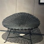 Fauteuil Sweet 27 Paola Navone : fauteuil haut de gamme design contemporain par Paola Navone pour Gervasoni. Tressage PVC noir mat et formes sinueuses organiques pour une silhouette fluide et enveloppante. Dimensions 101 x 80 x 71 H cm pour un confort généreux et une présence élégante. Les décorateurs d’intérieur, ensembliers, décorateurs et architecte apprécient son caractère sculptural et sa modernité douce. Bel Œil expose ce fauteuil dans son showroom de Marseille, spécialiste du mobilier haut de gamme. Il sublime les salons et espaces lounge de Nice, Cannes, Monaco, Marseille et Saint Tropez. Bel Œil, ensemblier et décorateur d’intérieur de référence, met en scène des créations qui allient artisanat du tressage et raffinement contemporain. Vous recherchez un fauteuil au design sinueux et confortable ? Le Fauteuil Sweet 27 Paola Navone offre l’équilibre idéal entre esthétique organique, texture tactile et confort moelleux. Le tressage PVC noir mat apporte une finition mate sophistiquée et une grande durabilité. Bel Œil accompagne vos projets à Marseille, Nice, Cannes, Monaco et Saint Tropez avec une sélection rigoureuse de mobilier haut de gamme. Architectes, décorateurs et particuliers font confiance à notre expertise pour des intérieurs d’exception. Découvrez ce modèle au tressage signature et aux formes fluides avec Bel Œil, votre partenaire en design et art de vivre.