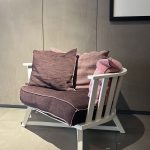 Fauteuil Gray 07 Paola Navone : fauteuil haut de gamme design contemporain par Paola Navone pour Gervasoni. Structure en chêne laqué blanc, revêtement tissu catégorie C et trois coussins moelleux pour un confort cosy. Ses lignes épurées et son esthétique sobre en font un modèle polyvalent pour salon, chambre ou bureau. Les décorateurs d’intérieur, ensembliers, décorateurs et architecte apprécient sa luminosité et son raffinement discret. Bel Œil expose ce fauteuil dans son showroom de Marseille, spécialiste du mobilier haut de gamme. Il sublime les intérieurs de Nice, Cannes, Monaco, Marseille et Saint Tropez. Bel Œil, ensemblier et décorateur d’intérieur de référence, met en scène des créations qui allient confort moderne et élégance intemporelle. Vous recherchez un fauteuil lumineux et accueillant ? Le Fauteuil Gray 07 Paola Navone offre l’équilibre idéal entre design, texture douce et présence légère. La finition chêne laqué blanc illumine l’espace tandis que le tissu catégorie C invite au toucher. Bel Œil accompagne vos projets à Marseille, Nice, Cannes, Monaco et Saint Tropez avec une sélection rigoureuse de mobilier haut de gamme. Architectes, décorateurs et particuliers font confiance à notre expertise pour des intérieurs d’exception. Découvrez ce modèle au design épuré et au confort généreux avec Bel Œil, votre partenaire en design et art de vivre.