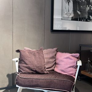 Fauteuil Gray 07 Paola Navone : ce fauteuil design haut de gamme imaginé par Paola Navone pour Gervasoni allie élégance épurée et confort enveloppant avec une grande maîtrise. Sa structure en chêne laqué blanc apporte une luminosité raffinée tandis que le revêtement en tissu catégorie C offre une texture douce et agréable au toucher. Les trois coussins généreux ajoutent un aspect cosy et un confort supplémentaire, invitant à la détente. Avec ses lignes sobres et son esthétique contemporaine, ce fauteuil s’intègre parfaitement dans un salon, une chambre ou un bureau. Véritable pièce de decoration haut de gamme, il séduit les décorateurs d’intérieur, ensembliers, décorateurs et architecte qui recherchent un mobilier à la fois fonctionnel et sophistiqué. Bel Œil, spécialiste du mobilier haut de gamme, le présente dans ses showrooms. Vous cherchez un fauteuil moderne et cosy pour vos projets à Nice, Cannes, Monaco, Marseille ou Saint Tropez ? Le Fauteuil Gray 07 Paola Navone répond parfaitement aux exigences des réalisations d’art et de decoration haut de gamme. La structure en chêne laqué blanc crée une base lumineuse et intemporelle, tandis que le tissu catégorie C apporte douceur et raffinement. Les trois coussins renforcent le sentiment d’enveloppement et de bien-être. Bel Œil accompagne architectes, décorateurs et particuliers dans leurs projets d’aménagement intérieur sophistiqués. Nous excellons en tant qu’ensemblier et décorateur d’intérieur pour créer des espaces de vie d’exception. Découvrez l’art du fauteuil design avec Bel Œil, votre référence à Marseille, Nice, Cannes, Monaco et Saint Tropez. Ce modèle Gervasoni incarne l’alliance parfaite entre minimalisme italien et confort chaleureux. Sa sobriété élégante et sa polyvalence en font un choix idéal pour tous les intérieurs contemporains. Faites confiance à notre expertise en mobilier design haut de gamme, art de vivre et aménagement pour sublimer vos espaces avec une pièce à la fois discrète et raffinée.