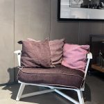 Fauteuil Gray 07 Paola Navone : ce fauteuil design haut de gamme imaginé par Paola Navone pour Gervasoni allie élégance épurée et confort enveloppant avec une grande maîtrise. Sa structure en chêne laqué blanc apporte une luminosité raffinée tandis que le revêtement en tissu catégorie C offre une texture douce et agréable au toucher. Les trois coussins généreux ajoutent un aspect cosy et un confort supplémentaire, invitant à la détente. Avec ses lignes sobres et son esthétique contemporaine, ce fauteuil s’intègre parfaitement dans un salon, une chambre ou un bureau. Véritable pièce de decoration haut de gamme, il séduit les décorateurs d’intérieur, ensembliers, décorateurs et architecte qui recherchent un mobilier à la fois fonctionnel et sophistiqué. Bel Œil, spécialiste du mobilier haut de gamme, le présente dans ses showrooms. Vous cherchez un fauteuil moderne et cosy pour vos projets à Nice, Cannes, Monaco, Marseille ou Saint Tropez ? Le Fauteuil Gray 07 Paola Navone répond parfaitement aux exigences des réalisations d’art et de decoration haut de gamme. La structure en chêne laqué blanc crée une base lumineuse et intemporelle, tandis que le tissu catégorie C apporte douceur et raffinement. Les trois coussins renforcent le sentiment d’enveloppement et de bien-être. Bel Œil accompagne architectes, décorateurs et particuliers dans leurs projets d’aménagement intérieur sophistiqués. Nous excellons en tant qu’ensemblier et décorateur d’intérieur pour créer des espaces de vie d’exception. Découvrez l’art du fauteuil design avec Bel Œil, votre référence à Marseille, Nice, Cannes, Monaco et Saint Tropez. Ce modèle Gervasoni incarne l’alliance parfaite entre minimalisme italien et confort chaleureux. Sa sobriété élégante et sa polyvalence en font un choix idéal pour tous les intérieurs contemporains. Faites confiance à notre expertise en mobilier design haut de gamme, art de vivre et aménagement pour sublimer vos espaces avec une pièce à la fois discrète et raffinée.