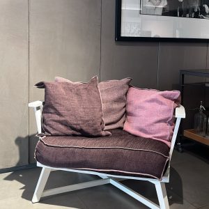 Fauteuil Gray 07 Paola Navone : ce fauteuil design haut de gamme imaginé par Paola Navone pour Gervasoni allie élégance épurée et confort enveloppant avec une grande maîtrise. Sa structure en chêne laqué blanc apporte une luminosité raffinée tandis que le revêtement en tissu catégorie C offre une texture douce et agréable au toucher. Les trois coussins généreux ajoutent un aspect cosy et un confort supplémentaire, invitant à la détente. Avec ses lignes sobres et son esthétique contemporaine, ce fauteuil s’intègre parfaitement dans un salon, une chambre ou un bureau. Véritable pièce de decoration haut de gamme, il séduit les décorateurs d’intérieur, ensembliers, décorateurs et architecte qui recherchent un mobilier à la fois fonctionnel et sophistiqué. Bel Œil, spécialiste du mobilier haut de gamme, le présente dans ses showrooms. Vous cherchez un fauteuil moderne et cosy pour vos projets à Nice, Cannes, Monaco, Marseille ou Saint Tropez ? Le Fauteuil Gray 07 Paola Navone répond parfaitement aux exigences des réalisations d’art et de decoration haut de gamme. La structure en chêne laqué blanc crée une base lumineuse et intemporelle, tandis que le tissu catégorie C apporte douceur et raffinement. Les trois coussins renforcent le sentiment d’enveloppement et de bien-être. Bel Œil accompagne architectes, décorateurs et particuliers dans leurs projets d’aménagement intérieur sophistiqués. Nous excellons en tant qu’ensemblier et décorateur d’intérieur pour créer des espaces de vie d’exception. Découvrez l’art du fauteuil design avec Bel Œil, votre référence à Marseille, Nice, Cannes, Monaco et Saint Tropez. Ce modèle Gervasoni incarne l’alliance parfaite entre minimalisme italien et confort chaleureux. Sa sobriété élégante et sa polyvalence en font un choix idéal pour tous les intérieurs contemporains. Faites confiance à notre expertise en mobilier design haut de gamme, art de vivre et aménagement pour sublimer vos espaces avec une pièce à la fois discrète et raffinée.