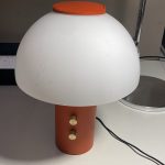 Lampe enceinte Piccolo Terracota : lampe enceinte haut de gamme design contemporain par Jaune Studio. Format compact H 30 cm, coloris Terracota chaleureux, technologies WiFi, Bluetooth et Spotify Connect intégrés pour une diffusion musicale et un éclairage modulable. Idéale sur chevet, buffet ou console, elle combine lumière douce et son de qualité. Les décorateurs d’intérieur, ensembliers, décorateurs et architecte apprécient sa polyvalence et son esthétique raffinée. Bel Œil expose cette lampe dans son showroom de Marseille, spécialiste du mobilier haut de gamme. Elle sublime les intérieurs de Nice, Cannes, Monaco, Marseille et Saint Tropez. Bel Œil, ensemblier et décorateur d’intérieur de référence, met en scène des créations qui allient design, technologie et confort. Vous recherchez une lampe enceinte Terracota haut de gamme ? La Lampe enceinte Piccolo Terracota offre l’équilibre idéal entre éclairage ambiant, diffusion musicale et présence élégante. Le coloris Terracota apporte une chaleur naturelle et sophistiquée tandis que les fonctionnalités connectées facilitent le quotidien. Bel Œil accompagne vos projets à Marseille, Nice, Cannes, Monaco et Saint Tropez avec une sélection rigoureuse de luminaires haut de gamme. Architectes, décorateurs et particuliers font confiance à notre expertise pour des intérieurs d’exception. Découvrez ce modèle hybride avec Bel Œil, votre partenaire en design et art de vivre.