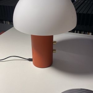Lampe enceinte Piccolo Terracota : cette lampe enceinte haut de gamme signée Jaune Studio est un objet hybride innovant qui associe éclairage doux et diffusion musicale de qualité. Son format compact H 30 cm et son coloris Terracota chaleureux et élégant en font une pièce idéale pour un chevet, un buffet, une console ou un coin lecture. Équipée des technologies WiFi, Bluetooth et Spotify Connect, elle permet une diffusion sans fil fluide et une intégration parfaite dans tous les environnements connectés. La lumière modulable crée une ambiance raffinée et apaisante, parfaite pour les moments de détente ou les soirées intimes. Véritable objet de decoration haut de gamme, cette lampe enceinte séduit les décorateurs d’intérieur, ensembliers, décorateurs et architecte qui recherchent un luminaire à la fois fonctionnel, esthétique et technologique. Bel Œil, spécialiste du mobilier haut de gamme, la présente dans ses showrooms. Vous cherchez une lampe enceinte design Terracota pour vos projets à Nice, Cannes, Monaco, Marseille ou Saint Tropez ? La Lampe enceinte Piccolo Terracota répond parfaitement aux exigences des réalisations d’art et de decoration haut de gamme. Son design minimaliste et organique s’intègre avec harmonie dans les intérieurs contemporains, minimalistes ou plus chaleureux. La teinte Terracota apporte une touche terreuse et sophistiquée qui réchauffe l’espace tout en restant discrète. Bel Œil accompagne architectes, décorateurs et particuliers dans leurs projets d’aménagement intérieur sophistiqués. Nous excellons en tant qu’ensemblier et décorateur d’intérieur pour créer des espaces de vie d’exception. Découvrez l’art de la lampe design avec Bel Œil, votre référence à Marseille, Nice, Cannes, Monaco et Saint Tropez. Ce modèle Jaune Studio incarne l’alliance parfaite entre innovation technologique, design français et savoir-faire en éclairage haut de gamme. Sa lumière douce et sa diffusion musicale de qualité en font un objet multifonctionnel indispensable pour une décoration moderne et connectée. Faites confiance à notre expertise en mobilier design haut de gamme, art de vivre et aménagement pour sublimer vos intérieurs avec une pièce à la fois pratique et poétique.