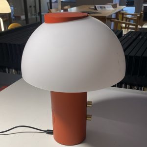 Lampe enceinte Piccolo Terracota : cette lampe enceinte haut de gamme signée Jaune Studio est un objet hybride innovant qui associe éclairage doux et diffusion musicale de qualité. Son format compact H 30 cm et son coloris Terracota chaleureux et élégant en font une pièce idéale pour un chevet, un buffet, une console ou un coin lecture. Équipée des technologies WiFi, Bluetooth et Spotify Connect, elle permet une diffusion sans fil fluide et une intégration parfaite dans tous les environnements connectés. La lumière modulable crée une ambiance raffinée et apaisante, parfaite pour les moments de détente ou les soirées intimes. Véritable objet de decoration haut de gamme, cette lampe enceinte séduit les décorateurs d’intérieur, ensembliers, décorateurs et architecte qui recherchent un luminaire à la fois fonctionnel, esthétique et technologique. Bel Œil, spécialiste du mobilier haut de gamme, la présente dans ses showrooms. Vous cherchez une lampe enceinte design Terracota pour vos projets à Nice, Cannes, Monaco, Marseille ou Saint Tropez ? La Lampe enceinte Piccolo Terracota répond parfaitement aux exigences des réalisations d’art et de decoration haut de gamme. Son design minimaliste et organique s’intègre avec harmonie dans les intérieurs contemporains, minimalistes ou plus chaleureux. La teinte Terracota apporte une touche terreuse et sophistiquée qui réchauffe l’espace tout en restant discrète. Bel Œil accompagne architectes, décorateurs et particuliers dans leurs projets d’aménagement intérieur sophistiqués. Nous excellons en tant qu’ensemblier et décorateur d’intérieur pour créer des espaces de vie d’exception. Découvrez l’art de la lampe design avec Bel Œil, votre référence à Marseille, Nice, Cannes, Monaco et Saint Tropez. Ce modèle Jaune Studio incarne l’alliance parfaite entre innovation technologique, design français et savoir-faire en éclairage haut de gamme. Sa lumière douce et sa diffusion musicale de qualité en font un objet multifonctionnel indispensable pour une décoration moderne et connectée. Faites confiance à notre expertise en mobilier design haut de gamme, art de vivre et aménagement pour sublimer vos intérieurs avec une pièce à la fois pratique et poétique.