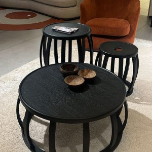 Tables Basses Loto Antonio Citterio : cette collection de tables basses design haut de gamme signée Antonio Citterio pour Maxalto séduit par sa pureté géométrique et la noblesse de son chêne brossé noir. Composée de plusieurs modèles aux formats et hauteurs complémentaires, elle permet des compositions libres et harmonieuses. La structure en bois massif de chêne brossé noir révèle une texture profonde et une élégance intemporelle. La petite table mesure 80 x H 35 cm, la petite percée 40 x 42 cm et la grande 53 x 56 H cm. Véritable ensemble de decoration haut de gamme, ces tables basses attirent les décorateurs d’intérieur, ensembliers, décorateurs et architecte qui recherchent des pièces modulables, raffinées et durables. Bel Œil, spécialiste du mobilier haut de gamme, les présente dans ses showrooms. Vous cherchez des tables basses en chêne brossé noir pour vos projets à Nice, Cannes, Monaco, Marseille ou Saint Tropez ? Les Tables Basses Loto Antonio Citterio répondent parfaitement aux exigences des réalisations d’art et de decoration haut de gamme. Le chêne brossé noir apporte une profondeur graphique et une chaleur contemporaine, tandis que les différents formats permettent de créer des jeux de hauteurs et de volumes subtils. Bel Œil accompagne architectes, décorateurs et particuliers dans leurs projets d’aménagement intérieur sophistiqués. Nous excellons en tant qu’ensemblier et décorateur d’intérieur pour créer des espaces de vie d’exception. Découvrez l’art des tables basses design avec Bel Œil, votre référence à Marseille, Nice, Cannes, Monaco et Saint Tropez. Cette collection Maxalto incarne l’alliance parfaite entre la vision minimaliste d’Antonio Citterio et le savoir-faire italien en travail du bois massif. Sa finition brossée noire confère une élégance discrète et une présence affirmée qui enrichit tous les intérieurs contemporains. Faites confiance à notre expertise en mobilier design haut de gamme, art de vivre et aménagement pour sublimer vos salons avec une collection à la fois fonctionnelle et hautement raffinée.