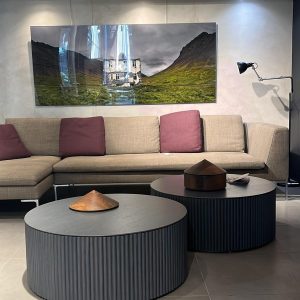 Table Basse Palais Royal : table basse haut de gamme design contemporain par Anya Sebton et Eva Lilja Löwenhielm pour Asplund. Plateau circulaire en chêne dark grey, diamètre 92 cm et hauteur 37 cm. Sa forme pure et ses proportions parfaites en font un meuble polyvalent et élégant. Les décorateurs d’intérieur, ensembliers, décorateurs et architecte apprécient sa sobriété scandinave et sa qualité artisanale. Bel Œil expose cette table dans son showroom de Marseille, spécialiste du mobilier haut de gamme. Elle sublime les salons et espaces de vie de Nice, Cannes, Monaco, Marseille et Saint Tropez. Bel Œil, ensemblier et décorateur d’intérieur de référence, met en scène des créations qui allient minimalisme et raffinement. Vous recherchez une table basse ronde en chêne dark grey ? La Table Basse Palais Royal offre l’équilibre idéal entre présence généreuse, légèreté visuelle et finition noble. Le chêne dark grey apporte profondeur et modernité tout en restant chaleureux. Bel Œil accompagne vos projets à Marseille, Nice, Cannes, Monaco et Saint Tropez avec une sélection rigoureuse de mobilier haut de gamme. Architectes, décorateurs et particuliers font confiance à notre expertise pour des intérieurs d’exception. Découvrez ce modèle iconique avec Bel Œil, votre partenaire en design et art de vivre.