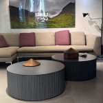 Table Basse Palais Royal : table basse haut de gamme design contemporain par Anya Sebton et Eva Lilja Löwenhielm pour Asplund. Plateau circulaire en chêne dark grey, diamètre 92 cm et hauteur 37 cm. Sa forme pure et ses proportions parfaites en font un meuble polyvalent et élégant. Les décorateurs d’intérieur, ensembliers, décorateurs et architecte apprécient sa sobriété scandinave et sa qualité artisanale. Bel Œil expose cette table dans son showroom de Marseille, spécialiste du mobilier haut de gamme. Elle sublime les salons et espaces de vie de Nice, Cannes, Monaco, Marseille et Saint Tropez. Bel Œil, ensemblier et décorateur d’intérieur de référence, met en scène des créations qui allient minimalisme et raffinement. Vous recherchez une table basse ronde en chêne dark grey ? La Table Basse Palais Royal offre l’équilibre idéal entre présence généreuse, légèreté visuelle et finition noble. Le chêne dark grey apporte profondeur et modernité tout en restant chaleureux. Bel Œil accompagne vos projets à Marseille, Nice, Cannes, Monaco et Saint Tropez avec une sélection rigoureuse de mobilier haut de gamme. Architectes, décorateurs et particuliers font confiance à notre expertise pour des intérieurs d’exception. Découvrez ce modèle iconique avec Bel Œil, votre partenaire en design et art de vivre.