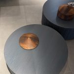 Table Basse Palais Royal : icône du design scandinave haut de gamme par Anya Sebton et Eva Lilja Löwenhielm pour Asplund. Table basse circulaire en chêne dark grey, diamètre 92 cm et hauteur 37 cm. Sa simplicité géométrique et sa finition soignée en font une pièce intemporelle. Décorateurs d’intérieur, ensembliers, décorateurs et architecte la plébiscitent pour sa polyvalence et son élégance discrète. Bel Œil à Marseille la met en valeur dans son showroom dédié au mobilier haut de gamme. Cette pièce embellit les intérieurs de Nice, Cannes, Monaco, Marseille et Saint Tropez. Bel Œil accompagne architectes, décorateurs et particuliers dans leurs projets de decoration sophistiquée. La Table Basse Palais Royal offre une surface généreuse et une présence harmonieuse. Découvrez chez Bel Œil l’excellence Asplund en tables basses haut de gamme. Nous sélectionnons les créations les plus raffinées pour une décoration haut de gamme. Faites appel à notre expertise en ensemblier et décorateur d’intérieur à Marseille. Nous intervenons à Nice, Cannes, Monaco et Saint Tropez. Ce modèle célèbre la beauté du chêne et la pureté du design scandinave. Bel Œil, votre référence en mobilier design et art de vivre.