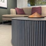 Table Basse Palais Royal : cette table basse haut de gamme signée Asplund incarne l’élégance minimaliste scandinave. Conçue par les designers Anya Sebton et Eva Lilja Löwenhielm, elle séduit par sa forme circulaire parfaite et sa finition en chêne dark grey d’une grande sobriété. Avec un diamètre de 92 cm et une hauteur de 37 cm, elle offre une présence généreuse tout en restant visuellement légère, idéale pour structurer un salon, un espace lounge ou un coin lecture. Le chêne dark grey révèle une texture profonde et une patine raffinée qui évolue avec le temps, apportant chaleur et caractère à tout intérieur contemporain. Véritable pièce de decoration haut de gamme, cette table basse attire les décorateurs d’intérieur, ensembliers, décorateurs et architecte qui recherchent un meuble à la fois intemporel, fonctionnel et d’une extrême qualité. Bel Œil, spécialiste du mobilier haut de gamme, la présente dans ses showrooms. Vous cherchez une table basse ronde en chêne dark grey pour vos projets à Nice, Cannes, Monaco, Marseille ou Saint Tropez ? La Table Basse Palais Royal répond parfaitement aux exigences des réalisations d’art et de decoration haut de gamme. Son design épuré et ses proportions harmonieuses en font un élément central qui dialogue avec tous les styles, du minimalisme le plus strict aux intérieurs plus chaleureux. Bel Œil accompagne architectes, décorateurs et particuliers dans leurs projets d’aménagement intérieur sophistiqués. Nous excellons en tant qu’ensemblier et décorateur d’intérieur pour créer des espaces de vie d’exception. Découvrez l’art de la table basse design avec Bel Œil, votre référence à Marseille, Nice, Cannes, Monaco et Saint Tropez. Ce modèle Asplund incarne l’alliance parfaite entre la tradition scandinave du bois et une vision contemporaine épurée. Sa finition chêne dark grey apporte une profondeur subtile et une élégance discrète qui sublime la lumière ambiante. Faites confiance à notre expertise en mobilier design haut de gamme, art de vivre et aménagement pour sublimer vos intérieurs avec une pièce à la fois simple et hautement raffinée.