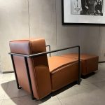 Fauteuil ABC Antonio Citterio : fauteuil design haut de gamme créé par Antonio Citterio pour Flexform. Modèle modulable avec assise réglable, repose-pieds, cuir De Luxe couleur Tabac et structure chrome bruni. Cette pièce iconique du design contemporain captive décorateurs d’intérieur, ensembliers, décorateurs et architecte par son confort et son élégance. Bel Œil à Marseille l’expose dans son showroom mobilier haut de gamme. Il s’harmonise idéalement dans les salons de Nice, Cannes, Monaco, Marseille et Saint Tropez. Bel Œil, ensemblier et décorateur d’intérieur, guide vos projets de decoration sophistiquée. Le Fauteuil ABC Antonio Citterio allie art, fonctionnalité et raffinement avec grâce. Découvrez chez Bel Œil l’excellence Flexform. Nous proposons les plus belles créations pour une décoration haut de gamme. Architectes, décorateurs et particuliers font confiance à Bel Œil à Marseille. Nous rayonnons à Nice, Cannes, Monaco et Saint Tropez. Ce fauteuil incarne le confort personnalisé et la qualité artisanale. Bel Œil, votre partenaire pour un intérieur d’exception en art et mobilier design haut de gamme.