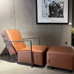 Fauteuil ABC Antonio Citterio : ce fauteuil design haut de gamme signé Antonio Citterio pour Flexform se distingue par son élégance intemporelle et son confort modulable exceptionnel. Doté d’une profondeur d’assise adaptable, il permet à chacun de trouver la position idéale pour une détente parfaite. Accompagné de son repose-pieds assorti, il offre une expérience de relaxation complète. La finition en cuir De Luxe couleur Tabac apporte une chaleur sophistiquée tandis que la structure en métal chrome bruni souligne son caractère contemporain et robuste. Ce modèle incarne le savoir-faire italien en matière de mobilier haut de gamme. Idéal pour salons raffinés, il séduit les décorateurs d’intérieur, ensembliers, décorateurs et architecte qui recherchent des pièces à la fois fonctionnelles et esthétiques. Bel Œil, spécialiste du mobilier haut de gamme, le présente dans son showroom de Marseille. Vous cherchez un fauteuil confortable et élégant pour vos projets à Nice, Cannes, Monaco, Marseille ou Saint Tropez ? Le Fauteuil ABC Antonio Citterio répond parfaitement aux exigences des réalisations d’art et de decoration haut de gamme. Sa modularité d’assise et sa finition cuir premium en font un investissement durable. Bel Œil accompagne architectes, décorateurs et particuliers dans leurs projets d’aménagement intérieur sophistiqués. Nous excellons en tant qu’ensemblier et décorateur d’intérieur pour créer des espaces de vie d’exception. Découvrez l’art du fauteuil design avec Bel Œil, votre référence à Marseille, Nice, Cannes, Monaco et Saint Tropez. Ce modèle Flexform allie innovation technique et raffinement italien. Sa couleur Tabac chaleureuse s’intègre harmonieusement dans tous les univers. Faites confiance à notre expertise en mobilier design contemporain, art de vivre et aménagement haut de gamme pour sublimer vos intérieurs avec élégance et confort absolu.
