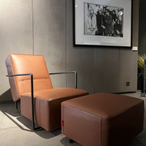 Fauteuil ABC Antonio Citterio : fauteuil haut de gamme design contemporain par Antonio Citterio pour Flexform. Modèle réglable avec profondeur d’assise adaptable et repose-pieds assorti pour un confort personnalisé. Finition cuir De Luxe couleur Tabac et structure métal chrome bruni lui confèrent une élégance intemporelle. Cette pièce iconique séduit les décorateurs d’intérieur, ensembliers, décorateurs et architecte par son équilibre parfait entre forme et fonctionnalité. Bel Œil expose ce fauteuil dans son showroom de Marseille, spécialiste du mobilier haut de gamme. Il sublime les salons et espaces de vie de Nice, Cannes, Monaco, Marseille et Saint Tropez. Bel Œil, ensemblier et décorateur d’intérieur de référence, met en scène des créations qui allient confort et sophistication. Vous recherchez un fauteuil modulable et raffiné ? Le Fauteuil ABC Antonio Citterio offre l’équilibre idéal entre design, ergonomie et luxe. Sa structure chrome bruni et son cuir Tabac créent une harmonie chaleureuse et moderne. Bel Œil accompagne vos projets à Marseille, Nice, Cannes, Monaco et Saint Tropez avec une sélection rigoureuse de mobilier haut de gamme. Architectes, décorateurs et particuliers font confiance à notre expertise pour des intérieurs d’exception. Découvrez le savoir-faire Flexform et la vision d’Antonio Citterio avec Bel Œil, votre partenaire en design et art de vivre. Ce fauteuil incarne l’art de s’asseoir avec style et confort absolu.