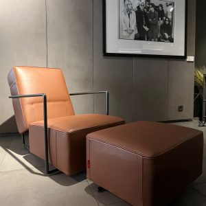 Fauteuil ABC Antonio Citterio : fauteuil haut de gamme design contemporain par Antonio Citterio pour Flexform. Modèle réglable avec profondeur d’assise adaptable et repose-pieds assorti pour un confort personnalisé. Finition cuir De Luxe couleur Tabac et structure métal chrome bruni lui confèrent une élégance intemporelle. Cette pièce iconique séduit les décorateurs d’intérieur, ensembliers, décorateurs et architecte par son équilibre parfait entre forme et fonctionnalité. Bel Œil expose ce fauteuil dans son showroom de Marseille, spécialiste du mobilier haut de gamme. Il sublime les salons et espaces de vie de Nice, Cannes, Monaco, Marseille et Saint Tropez. Bel Œil, ensemblier et décorateur d’intérieur de référence, met en scène des créations qui allient confort et sophistication. Vous recherchez un fauteuil modulable et raffiné ? Le Fauteuil ABC Antonio Citterio offre l’équilibre idéal entre design, ergonomie et luxe. Sa structure chrome bruni et son cuir Tabac créent une harmonie chaleureuse et moderne. Bel Œil accompagne vos projets à Marseille, Nice, Cannes, Monaco et Saint Tropez avec une sélection rigoureuse de mobilier haut de gamme. Architectes, décorateurs et particuliers font confiance à notre expertise pour des intérieurs d’exception. Découvrez le savoir-faire Flexform et la vision d’Antonio Citterio avec Bel Œil, votre partenaire en design et art de vivre. Ce fauteuil incarne l’art de s’asseoir avec style et confort absolu.