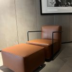 Fauteuil ABC Antonio Citterio : icône du design italien haut de gamme signée Antonio Citterio pour Flexform. Fauteuil réglable avec profondeur d’assise modulable, repose-pieds assorti, cuir De Luxe Tabac et structure métal chrome bruni. Ses lignes pures et son confort personnalisé en font un modèle incontournable. Décorateurs d’intérieur, ensembliers, décorateurs et architecte le plébiscitent pour sa polyvalence et son raffinement. Bel Œil à Marseille le met en valeur dans son showroom dédié au mobilier haut de gamme. Cette pièce embellit les intérieurs de Nice, Cannes, Monaco, Marseille et Saint Tropez. Bel Œil accompagne architectes, décorateurs et particuliers dans leurs projets de decoration sophistiquée. Le Fauteuil ABC Antonio Citterio offre un confort exceptionnel et une présence élégante. Découvrez chez Bel Œil l’innovation Flexform en sièges haut de gamme. Nous sélectionnons les créations les plus raffinées pour une décoration haut de gamme. Faites appel à notre expertise en ensemblier et décorateur d’intérieur à Marseille. Nous intervenons à Nice, Cannes, Monaco et Saint Tropez. Ce fauteuil célèbre la rencontre entre ergonomie moderne et savoir-faire italien. Bel Œil, votre référence en mobilier design et art de vivre.
