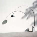 Lampadaire Arco Castiglioni Flos avec base en marbre blanc de Carrare et tige télescopique en acier inoxydable satiné, design contemporain élégant.