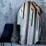 Miroir Kooh-I-Noor Piero Lissoni Glas Italia, miroir sur pied forme irrégulière facettée, verre extra-clair 6 mm, chanfreins prismatiques, design sculptural haut de gamme 116×206 cm pour entrée ou chambre luxe