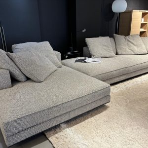 Canapé Arbiter Antonio Citterio Maxalto, canapé modulaire extra-large tissu gris-beige texturé, design contemporain Maxalto haut de gamme avec méridienne et coussins enveloppants