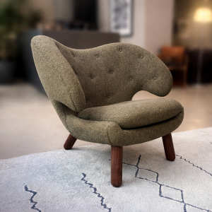 Fauteuil Pelican Finn Juhl House est une pièce emblématique du mobilier haut de gamme qui s’intègre parfaitement dans des projets de design à Nice, Cannes, Monaco, Marseille et Saint Tropez. Ce fauteuil iconique, conçu par le designer danois Finn Juhl, se distingue par ses formes organiques inspirées du surréalisme. Dans un projet de decoration mené par un décorateur d’intérieur, un architecte ou un ensemblier, il devient immédiatement un point focal. Son tissu Moss 001 apporte une texture douce et raffinée, tandis que ses pieds en noyer renforcent la chaleur naturelle de l’ensemble. Dans les univers Bel Oeil, ce fauteuil trouve sa place aux côtés de pièces d’art et de mobilier haut de gamme. À Monaco ou Cannes, il complète des intérieurs sophistiqués. À Marseille et Nice, il enrichit des espaces contemporains. À Saint Tropez, il participe à des ambiances élégantes et lumineuses. Grâce à son confort enveloppant, il répond aux attentes des professionnels exigeants. Il illustre parfaitement l’équilibre entre design, art et fonctionnalité dans un projet de decoration haut de gamme.
