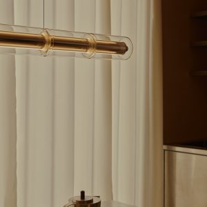 Suspension Luce Cilindrica Ronan Bouroullec Flos : cette suspension design haut de gamme signée Ronan Bouroullec pour Flos incarne l’élégance lumineuse avec son corps horizontal en aluminium extrudé poli et cylindres en verre borosilicate soufflé à la main. Elle diffuse une lumière douce grâce à deux rubans LED. Variateur tactile intégré permet un contrôle indépendant pour une ambiance sur mesure. Pièce spectaculaire du design contemporain, elle sublime les grands espaces et s’installe en rangées parallèles. Idéale pour decoration raffinée, cette création luxe séduit décorateurs d’intérieur, ensembliers, décorateurs et architecte. Bel Œil, spécialiste du mobilier haut de gamme, la présente dans son showroom de Nice. Vous explorez une decoration sophistiquée à Nice, Cannes, Monaco, Marseille ou Saint Tropez ? La suspension Luce Cilindrica Ronan Bouroullec Flos répond aux exigences des projets d’art et de decoration haut de gamme. Elle s’adapte parfaitement aux intérieurs exigeants. Bel Œil accompagne architectes, décorateurs et particuliers dans leurs réalisations élégantes. Nous excellons en ensemblier et décorateur d’intérieur pour des intérieurs d’exception. Découvrez l’art du luminaire design avec Bel Œil, votre référence à Nice. Cette création Flos célèbre la poésie du verre et la technique LED moderne. Faites confiance à notre expertise en mobilier design contemporain et art de vivre raffiné.