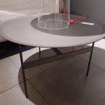 Petite Table Formiche Piero Lissoni : icône du design italien haut de gamme signée Piero Lissoni pour B&B Italia. Petites tables avec structure acier verni étain et plateaux en verre Extra Light, aluminium titane ou grès émaillé. Les dimensions variées (140 x 68,5 x H 32,5 cm, diam 67 x H 43,5 cm, diam 42 x H 51 cm) permettent des compositions sur mesure. Décorateurs d’intérieur, ensembliers, décorateurs et architecte la plébiscitent pour sa légèreté et sa richesse matérielle. Bel Œil à Marseille la met en valeur dans son showroom dédié au mobilier haut de gamme. Cette collection embellit les intérieurs de Nice, Cannes, Monaco, Marseille et Saint Tropez. Bel Œil accompagne architectes, décorateurs et particuliers dans leurs projets de decoration sophistiquée. Les Petites Tables Formiche Piero Lissoni offrent une grande liberté de mise en scène tout en conservant une esthétique cohérente. Découvrez chez Bel Œil l’innovation B&B Italia en tables basses haut de gamme. Nous sélectionnons les créations les plus raffinées pour une décoration haut de gamme. Faites appel à notre expertise en ensemblier et décorateur d’intérieur à Marseille. Nous intervenons à Nice, Cannes, Monaco et Saint Tropez. Cette collection célèbre la rencontre entre structure fine et matériaux nobles. Bel Œil, votre référence en mobilier design et art de vivre.