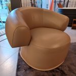 Fauteuil Ruff-L Patricia Urquiola : icône du design italien haut de gamme signée Patricia Urquiola pour Moroso. Fauteuil avec revêtement cuir ciré blush non déhoussable et dimensions 103 x 89 x 41 / 71 H cm. Sa forme enveloppante et généreuse en fait un siège iconique. Décorateurs d’intérieur, ensembliers, décorateurs et architecte le plébiscitent pour son confort et son caractère affirmé. Bel Œil à Marseille le met en valeur dans son showroom dédié au mobilier haut de gamme. Cette pièce embellit les intérieurs de Nice, Cannes, Monaco, Marseille et Saint Tropez. Bel Œil accompagne architectes, décorateurs et particuliers dans leurs projets de decoration sophistiquée. Le Fauteuil Ruff-L Patricia Urquiola offre une assise généreuse et une présence sculpturale. Découvrez chez Bel Œil l’innovation Moroso en fauteuils haut de gamme. Nous sélectionnons les créations les plus raffinées pour une décoration haut de gamme. Faites appel à notre expertise en ensemblier et décorateur d’intérieur à Marseille. Nous intervenons à Nice, Cannes, Monaco et Saint Tropez. Ce fauteuil célèbre la rencontre entre sensualité du cuir ciré et design contemporain. Bel Œil, votre référence en mobilier design et art de vivre.