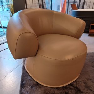 Fauteuil Ruff-L Patricia Urquiola : icône du design italien haut de gamme signée Patricia Urquiola pour Moroso. Fauteuil avec revêtement cuir ciré blush non déhoussable et dimensions 103 x 89 x 41 / 71 H cm. Sa forme enveloppante et généreuse en fait un siège iconique. Décorateurs d’intérieur, ensembliers, décorateurs et architecte le plébiscitent pour son confort et son caractère affirmé. Bel Œil à Marseille le met en valeur dans son showroom dédié au mobilier haut de gamme. Cette pièce embellit les intérieurs de Nice, Cannes, Monaco, Marseille et Saint Tropez. Bel Œil accompagne architectes, décorateurs et particuliers dans leurs projets de decoration sophistiquée. Le Fauteuil Ruff-L Patricia Urquiola offre une assise généreuse et une présence sculpturale. Découvrez chez Bel Œil l’innovation Moroso en fauteuils haut de gamme. Nous sélectionnons les créations les plus raffinées pour une décoration haut de gamme. Faites appel à notre expertise en ensemblier et décorateur d’intérieur à Marseille. Nous intervenons à Nice, Cannes, Monaco et Saint Tropez. Ce fauteuil célèbre la rencontre entre sensualité du cuir ciré et design contemporain. Bel Œil, votre référence en mobilier design et art de vivre.