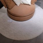 Tapis Tundra : tapis design haut de gamme rond de 220 cm de diamètre, composé de 67% laine et 33% lin. Texture naturelle et respirante qui apporte chaleur et confort à tout intérieur. Cette pièce iconique du design contemporain captive décorateurs d’intérieur, ensembliers, décorateurs et architecte par sa simplicité élégante et sa qualité tactile. Bel Œil à Marseille l’expose dans son showroom mobilier haut de gamme. Il s’harmonise idéalement dans les salons de Nice, Cannes, Monaco, Marseille et Saint Tropez. Bel Œil, ensemblier et décorateur d’intérieur, guide vos projets de decoration sophistiquée. Le Tapis Tundra allie art, naturalité et raffinement avec grâce. Découvrez chez Bel Œil l’excellence en tapis haut de gamme. Nous proposons les plus belles créations pour une décoration haut de gamme. Architectes, décorateurs et particuliers font confiance à Bel Œil à Marseille. Nous rayonnons à Nice, Cannes, Monaco et Saint Tropez. Ce tapis incarne l’élégance naturelle et la qualité artisanale. Bel Œil, votre partenaire pour un intérieur d’exception en art et mobilier design haut de gamme.