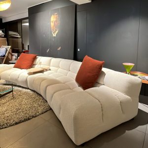 Canapé Tufty Time 20 Patricia Urquiola : canapé haut de gamme design contemporain par Patricia Urquiola pour Moroso. Structure en profilés d’acier, rembourrage mousse de polyurethane souple moulée à froid, revêtement déhoussable tissu Antille et deux coussins plume stérilisée / polyester Larissa. Dimensions 440 x 115 x 38 / H 68 cm pour une présence généreuse et une assise confortable. Les décorateurs d’intérieur, ensembliers, décorateurs et architecte apprécient sa modularité visuelle et son confort enveloppant. Bel Œil expose ce canapé dans son showroom de Marseille, spécialiste du mobilier haut de gamme. Il sublime les grands salons de Nice, Cannes, Monaco, Marseille et Saint Tropez. Bel Œil, ensemblier et décorateur d’intérieur de référence, met en scène des créations qui allient volume sculptural et raffinement contemporain. Vous recherchez un grand canapé déhoussable en tissu Antille ? Le Canapé Tufty Time 20 Patricia Urquiola offre l’équilibre idéal entre design affirmé, confort moelleux et praticité. Le tissu Antille apporte une texture douce et résistante tandis que les coussins Larissa ajoutent une touche de volupté. Bel Œil accompagne vos projets à Marseille, Nice, Cannes, Monaco et Saint Tropez avec une sélection rigoureuse de mobilier haut de gamme. Architectes, décorateurs et particuliers font confiance à notre expertise pour des intérieurs d’exception. Découvrez ce modèle au design généreux avec Bel Œil, votre partenaire en design et art de vivre.