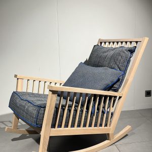 Fauteuil Gray 09 Paola Navone : fauteuil à bascule haut de gamme design contemporain par Paola Navone pour Gervasoni. Structure et assise en chêne blanchi indoor pour une finition lumineuse et naturelle. Dimensions 76 x 106 x H 110 cm pour un volume généreux et un confort enveloppant. Les décorateurs d’intérieur, ensembliers, décorateurs et architecte apprécient son mouvement doux et son esthétique intemporelle. Bel Œil expose ce rocking chair dans son showroom de Marseille, spécialiste du mobilier haut de gamme. Il sublime les salons et espaces de vie de Nice, Cannes, Monaco, Marseille et Saint Tropez. Bel Œil, ensemblier et décorateur d’intérieur de référence, met en scène des créations qui allient tradition du rocking chair et raffinement contemporain. Vous recherchez un fauteuil à bascule en chêne blanchi élégant ? Le Fauteuil Gray 09 Paola Navone offre l’équilibre idéal entre design épuré, confort moelleux et présence chaleureuse. Le chêne blanchi apporte luminosité et douceur tandis que la forme enveloppante invite à la détente. Bel Œil accompagne vos projets à Marseille, Nice, Cannes, Monaco et Saint Tropez avec une sélection rigoureuse de mobilier haut de gamme. Architectes, décorateurs et particuliers font confiance à notre expertise pour des intérieurs d’exception. Découvrez ce modèle au design oscillant avec Bel Œil, votre partenaire en design et art de vivre.