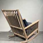 Fauteuil Gray 09 Paola Navone : ce fauteuil à bascule haut de gamme signé Paola Navone pour Gervasoni allie le charme intemporel du rocking chair à une élégance contemporaine très raffinée. Entièrement réalisé en chêne blanchi indoor, il offre une structure légère et chaleureuse avec une assise et un dossier enveloppants qui procurent un confort moelleux et oscillant agréable. Ses dimensions 76 x 106 x H 110 cm lui confèrent une présence généreuse tout en restant visuellement aérienne. Véritable pièce de decoration haut de gamme, ce rocking chair séduit les décorateurs d’intérieur, ensembliers, décorateurs et architecte qui recherchent un siège à la fois iconique, confortable et parfaitement intégré dans un intérieur moderne. Bel Œil, spécialiste du mobilier haut de gamme, le présente dans ses showrooms. Vous cherchez un fauteuil à bascule en chêne blanchi pour vos projets à Nice, Cannes, Monaco, Marseille ou Saint Tropez ? Le Fauteuil Gray 09 Paola Navone répond parfaitement aux exigences des réalisations d’art et de decoration haut de gamme. Le chêne blanchi apporte une luminosité douce et une texture naturelle qui s’harmonise avec tous les styles d’intérieur, tandis que le mouvement de bascule invite à la détente et à la sérénité. Bel Œil accompagne architectes, décorateurs et particuliers dans leurs projets d’aménagement intérieur sophistiqués. Nous excellons en tant qu’ensemblier et décorateur d’intérieur pour créer des espaces de vie d’exception. Découvrez l’art du fauteuil à bascule design avec Bel Œil, votre référence à Marseille, Nice, Cannes, Monaco et Saint Tropez. Ce modèle Gervasoni incarne l’alliance parfaite entre la vision poétique de Paola Navone et le savoir-faire italien en travail du bois. Sa silhouette enveloppante et son balancement doux en font un meuble signature pour les intérieurs contemporains les plus raffinés. Faites confiance à notre expertise en mobilier design haut de gamme, art de vivre et aménagement pour sublimer vos salons avec une pièce à la fois iconique et extrêmement confortable.