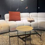 Petite Table Formiche Piero Lissoni : collection de petites tables haut de gamme design contemporain par Piero Lissoni pour B&B Italia. Structure en acier verni étain associée à trois plateaux distincts : verre Extra Light (140 x 68,5 x H 32,5 cm), aluminium titane (diam 67 x H 43,5 cm) et grès émaillé (diam 42 x H 51 cm). Cette modularité permet des compositions personnalisées et élégantes. Les décorateurs d’intérieur, ensembliers, décorateurs et architecte apprécient la légèreté visuelle et la richesse des matières. Bel Œil expose ces tables dans son showroom de Marseille, spécialiste du mobilier haut de gamme. Elles subliment les salons et espaces de vie de Nice, Cannes, Monaco, Marseille et Saint Tropez. Bel Œil, ensemblier et décorateur d’intérieur de référence, met en scène des créations qui allient finesse structurelle et finitions premium. Vous recherchez des petites tables modulables et raffinées ? Les Petites Tables Formiche Piero Lissoni offrent l’équilibre idéal entre design épuré, matériaux nobles et polyvalence. La structure acier verni étain crée un support aérien tandis que les plateaux verre, aluminium et grès apportent transparence, modernité et texture. Bel Œil accompagne vos projets à Marseille, Nice, Cannes, Monaco et Saint Tropez avec une sélection rigoureuse de mobilier haut de gamme. Architectes, décorateurs et particuliers font confiance à notre expertise pour des intérieurs d’exception. Découvrez cette collection avec Bel Œil, votre partenaire en design et art de vivre. Canapé Tufty Time 20 Patricia Urquiola : icône du design italien haut de gamme signée Patricia Urquiola pour Moroso. Canapé avec structure acier, rembourrage polyurethane moulé à froid, tissu Antille déhoussable et coussins Larissa. Dimensions 440 x 115 x 38 / H 68 cm pour un volume généreux et une assise confortable. Décorateurs d’intérieur, ensembliers, décorateurs et architecte le plébiscitent pour sa présence sculpturale et son confort exceptionnel. Bel Œil à Marseille le met en valeur dans son showroom dédié au mobilier haut de gamme. Cette pièce embellit les intérieurs de Nice, Cannes, Monaco, Marseille et Saint Tropez. Bel Œil accompagne architectes, décorateurs et particuliers dans leurs projets de decoration sophistiquée. Le Canapé Tufty Time 20 Patricia Urquiola offre une expérience d’assise unique grâce à son rembourrage souple et ses coussins plume. Découvrez chez Bel Œil l’innovation Moroso en canapés haut de gamme. Nous sélectionnons les créations les plus raffinées pour une décoration haut de gamme. Faites appel à notre expertise en ensemblier et décorateur d’intérieur à Marseille. Nous intervenons à Nice, Cannes, Monaco et Saint Tropez. Ce canapé célèbre la rencontre entre design contemporain et confort italien. Bel Œil, votre référence en mobilier design et art de vivre.