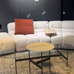 Petite Table Formiche Piero Lissoni : collection de petites tables haut de gamme design contemporain par Piero Lissoni pour B&B Italia. Structure en acier verni étain associée à trois plateaux distincts : verre Extra Light (140 x 68,5 x H 32,5 cm), aluminium titane (diam 67 x H 43,5 cm) et grès émaillé (diam 42 x H 51 cm). Cette modularité permet des compositions personnalisées et élégantes. Les décorateurs d’intérieur, ensembliers, décorateurs et architecte apprécient la légèreté visuelle et la richesse des matières. Bel Œil expose ces tables dans son showroom de Marseille, spécialiste du mobilier haut de gamme. Elles subliment les salons et espaces de vie de Nice, Cannes, Monaco, Marseille et Saint Tropez. Bel Œil, ensemblier et décorateur d’intérieur de référence, met en scène des créations qui allient finesse structurelle et finitions premium. Vous recherchez des petites tables modulables et raffinées ? Les Petites Tables Formiche Piero Lissoni offrent l’équilibre idéal entre design épuré, matériaux nobles et polyvalence. La structure acier verni étain crée un support aérien tandis que les plateaux verre, aluminium et grès apportent transparence, modernité et texture. Bel Œil accompagne vos projets à Marseille, Nice, Cannes, Monaco et Saint Tropez avec une sélection rigoureuse de mobilier haut de gamme. Architectes, décorateurs et particuliers font confiance à notre expertise pour des intérieurs d’exception. Découvrez cette collection avec Bel Œil, votre partenaire en design et art de vivre. Canapé Tufty Time 20 Patricia Urquiola : icône du design italien haut de gamme signée Patricia Urquiola pour Moroso. Canapé avec structure acier, rembourrage polyurethane moulé à froid, tissu Antille déhoussable et coussins Larissa. Dimensions 440 x 115 x 38 / H 68 cm pour un volume généreux et une assise confortable. Décorateurs d’intérieur, ensembliers, décorateurs et architecte le plébiscitent pour sa présence sculpturale et son confort exceptionnel. Bel Œil à Marseille le met en valeur dans son showroom dédié au mobilier haut de gamme. Cette pièce embellit les intérieurs de Nice, Cannes, Monaco, Marseille et Saint Tropez. Bel Œil accompagne architectes, décorateurs et particuliers dans leurs projets de decoration sophistiquée. Le Canapé Tufty Time 20 Patricia Urquiola offre une expérience d’assise unique grâce à son rembourrage souple et ses coussins plume. Découvrez chez Bel Œil l’innovation Moroso en canapés haut de gamme. Nous sélectionnons les créations les plus raffinées pour une décoration haut de gamme. Faites appel à notre expertise en ensemblier et décorateur d’intérieur à Marseille. Nous intervenons à Nice, Cannes, Monaco et Saint Tropez. Ce canapé célèbre la rencontre entre design contemporain et confort italien. Bel Œil, votre référence en mobilier design et art de vivre.