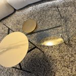 Petite Table Formiche Piero Lissoni : cette collection de petites tables design haut de gamme signée Piero Lissoni pour B&B Italia se distingue par sa légèreté visuelle et sa grande sophistication. La structure en acier verni étain forme une base fine et élégante qui soutient différents plateaux aux matières et formats variés. Le plateau en verre Extra Light façonné (140 x 68,5 x H 32,5 cm) apporte transparence et luminosité, tandis que le plateau en aluminium titane (diam 67 x H 43,5 cm) offre un aspect métallique mat et contemporain. Le troisième plateau en grès émaillé (diam 42 x H 51 cm) ajoute une touche artisanale et texturée. Véritable ensemble de decoration haut de gamme, ces petites tables attirent les décorateurs d’intérieur, ensembliers, décorateurs et architecte qui recherchent des pièces modulables, raffinées et polyvalentes. Bel Œil, spécialiste du mobilier haut de gamme, les présente dans ses showrooms. Vous cherchez des tables basses design pour vos projets à Nice, Cannes, Monaco, Marseille ou Saint Tropez ? Les Petites Tables Formiche Piero Lissoni répondent parfaitement aux exigences des réalisations d’art et de decoration haut de gamme. La structure acier verni étain crée une sensation de flottement élégante, tandis que les différents plateaux permettent de composer des ensembles sur mesure. Le verre Extra Light apporte luminosité, l’aluminium titane modernité et le grès émaillé une chaleur artisanale. Bel Œil accompagne architectes, décorateurs et particuliers dans leurs projets d’aménagement intérieur sophistiqués. Nous excellons en tant qu’ensemblier et décorateur d’intérieur pour créer des espaces de vie d’exception. Découvrez l’art des petites tables design avec Bel Œil, votre référence à Marseille, Nice, Cannes, Monaco et Saint Tropez. Cette collection B&B Italia incarne l’alliance parfaite entre la précision formelle de Piero Lissoni et le savoir-faire italien en matière de finitions. Chaque plateau dialogue harmonieusement avec la structure fine, créant un jeu de matières et de hauteurs qui enrichit l’espace. Faites confiance à notre expertise en mobilier design haut de gamme, art de vivre et aménagement pour sublimer vos intérieurs avec une collection à la fois légère et hautement raffinée.