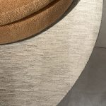 Tapis Tundra : ce tapis rond design haut de gamme séduit par sa composition noble et sa présence circulaire généreuse. Réalisé à 67% en laine et 33% en lin, il offre une texture naturelle, douce et respirante qui apporte chaleur et confort sous les pieds. Son diamètre de 220 cm en fait une pièce centrale idéale pour structurer un salon, une salle à manger ou un espace lounge. Le mélange de laine et de lin crée un relief subtil et une patine élégante qui évolue avec le temps. Véritable élément de decoration haut de gamme, ce tapis attire les décorateurs d’intérieur, ensembliers, décorateurs et architecte qui recherchent une pièce à la fois authentique, durable et raffinée. Bel Œil, spécialiste du mobilier haut de gamme, le présente dans ses showrooms. Vous cherchez un tapis rond en laine et lin pour vos projets à Nice, Cannes, Monaco, Marseille ou Saint Tropez ? Le Tapis Tundra répond parfaitement aux exigences des réalisations d’art et de decoration haut de gamme. La laine apporte douceur et isolation thermique tandis que le lin ajoute une touche de fraîcheur et de résistance. Le format circulaire diam 220 cm crée une zone conviviale et harmonieuse au centre de la pièce. Bel Œil accompagne architectes, décorateurs et particuliers dans leurs projets d’aménagement intérieur sophistiqués. Nous excellons en tant qu’ensemblier et décorateur d’intérieur pour créer des espaces de vie d’exception. Découvrez l’art du tapis design avec Bel Œil, votre référence à Marseille, Nice, Cannes, Monaco et Saint Tropez. Ce modèle incarne l’alliance parfaite entre matériaux naturels, savoir-faire artisanal et esthétique contemporaine. Sa couleur neutre et sa texture organique s’intègrent harmonieusement dans tous les univers, du minimalisme le plus pur aux intérieurs plus chaleureux. Faites confiance à notre expertise en mobilier design haut de gamme, art de vivre et aménagement pour sublimer vos sols avec une pièce naturelle et luxueuse.