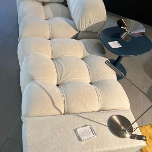 Canapé Camaleonda Mario Bellini : canapé haut de gamme design italien par Mario Bellini pour B&B Italia. Rembourrage recyclable en polyuréthane à densité différenciée, revêtement déhoussable tissu ENIA couleur Ivoire, pieds hêtre naturel et mousquetons inox. Présenté avec la table basse Gli Scacchi en cuir Kanu. Les décorateurs d’intérieur, ensembliers, décorateurs et architecte apprécient son confort exceptionnel et son design intemporel. Bel Œil expose ce canapé dans son showroom de Marseille, spécialiste du mobilier haut de gamme. Il sublime les salons de Nice, Cannes, Monaco, Marseille et Saint Tropez. Bel Œil, ensemblier et décorateur d’intérieur de référence, met en scène des créations qui allient modularité, confort et raffinement. Vous recherchez un canapé iconique en tissu Ivoire ? Le Canapé Camaleonda Mario Bellini offre l’équilibre idéal entre volume généreux, confort moelleux et élégance discrète. Le tissu ENIA Ivoire apporte luminosité et douceur tandis que les pieds en hêtre naturel ajoutent une touche chaleureuse. Bel Œil accompagne vos projets à Marseille, Nice, Cannes, Monaco et Saint Tropez avec une sélection rigoureuse de mobilier haut de gamme. Architectes, décorateurs et particuliers font confiance à notre expertise pour des intérieurs d’exception. Découvrez ce modèle légendaire avec Bel Œil, votre partenaire en design et art de vivre.