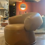 Fauteuil Ruff-L Patricia Urquiola : ce fauteuil design haut de gamme signé Patricia Urquiola pour Moroso séduit par son volume généreux et son allure sculpturale. Le revêtement en cuir ciré couleur blush apporte une douceur tactile exceptionnelle et une patine qui évolue magnifiquement avec le temps. Non déhoussable, il offre une finition uniforme et luxueuse. Avec ses dimensions 103 x 89 x 41 / 71 H cm, ce fauteuil enveloppant trouve sa place naturellement dans un salon contemporain, un espace lounge ou une chambre. Véritable pièce de decoration haut de gamme, il attire les décorateurs d’intérieur, ensembliers, décorateurs et architecte qui recherchent un siège à la fois confortable, élégant et affirmé. Bel Œil, spécialiste du mobilier haut de gamme, le présente dans ses showrooms. Vous cherchez un fauteuil en cuir ciré blush pour vos projets à Nice, Cannes, Monaco, Marseille ou Saint Tropez ? Le Fauteuil Ruff-L Patricia Urquiola répond parfaitement aux exigences des réalisations d’art et de decoration haut de gamme. Le cuir ciré blush développe une profondeur de couleur chaleureuse et une texture veloutée unique. Sa silhouette généreuse et ses courbes fluides invitent à la détente tout en apportant une présence forte à l’espace. Bel Œil accompagne architectes, décorateurs et particuliers dans leurs projets d’aménagement intérieur sophistiqués. Nous excellons en tant qu’ensemblier et décorateur d’intérieur pour créer des espaces de vie d’exception. Découvrez l’art du fauteuil design avec Bel Œil, votre référence à Marseille, Nice, Cannes, Monaco et Saint Tropez. Ce modèle Moroso incarne l’alliance parfaite entre la vision créative de Patricia Urquiola et le savoir-faire italien en travail du cuir. Sa couleur blush douce et sophistiquée s’intègre harmonieusement dans tous les univers, du minimalisme le plus pur aux intérieurs plus chaleureux. Faites confiance à notre expertise en mobilier design haut de gamme, art de vivre et aménagement pour sublimer vos salons avec une pièce à la fois confortable et hautement raffinée.