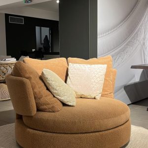 Canapé Amoenus Antonio Citterio : ce canapé rond pivotant haut de gamme signé Antonio Citterio pour Maxalto incarne l’élégance circulaire et le confort enveloppant. Sa forme généreuse diamètre 140 cm permet une convivialité unique tout en restant pivotant pour une liberté de mouvement fluide. Le revêtement en tissu Milo couleur Chameau apporte une douceur chaleureuse et raffinée, tandis que les trois coussins dossier de 60 x 60 cm et les deux coussins supplémentaires en tissu Dockos couleur Ecru offrent un confort moelleux et modulable. Le piètement laqué nickel bronze ajoute une touche métallique sophistiquée et lumineuse. Avec une hauteur d’assise de 40 cm et une hauteur totale de 73 cm, ce canapé crée une présence sculpturale et accueillante dans tout salon contemporain. Véritable pièce de decoration haut de gamme, il séduit les décorateurs d’intérieur, ensembliers, décorateurs et architecte qui recherchent un canapé à la fois iconique, confortable et polyvalent. Bel Œil, spécialiste du mobilier haut de gamme, le présente dans ses showrooms. Vous cherchez un canapé rond pivotant en tissu Chameau pour vos projets à Nice, Cannes, Monaco, Marseille ou Saint Tropez ? Le Canapé Amoenus Antonio Citterio répond parfaitement aux exigences des réalisations d’art et de decoration haut de gamme. Le tissu Milo Chameau développe une texture veloutée et une couleur douce qui s’harmonise avec tous les univers, tandis que le piètement nickel bronze apporte une finition précieuse. Les coussins en Dockos Ecru ajoutent une note claire et légère. Bel Œil accompagne architectes, décorateurs et particuliers dans leurs projets d’aménagement intérieur sophistiqués. Nous excellons en tant qu’ensemblier et décorateur d’intérieur pour créer des espaces de vie d’exception. Découvrez l’art du canapé design avec Bel Œil, votre référence à Marseille, Nice, Cannes, Monaco et Saint Tropez. Ce modèle Maxalto incarne l’alliance parfaite entre la vision créative d’Antonio Citterio et le savoir-faire italien en matière de confort et de finition. Sa forme ronde pivotante invite à la convivialité tout en restant un objet sculptural d’exception. Faites confiance à notre expertise en mobilier design haut de gamme, art de vivre et aménagement pour sublimer vos salons avec une pièce à la fois iconique et extrêmement confortable.