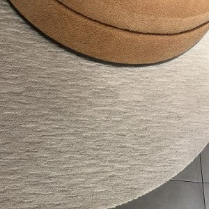 Tapis Tundra : tapis haut de gamme design contemporain composé à 67% de laine et 33% de lin. Format rond diamètre 220 cm pour une présence généreuse et structurante. La combinaison de laine et de lin offre une texture respirante, douce et résistante qui évolue avec le temps. Les décorateurs d’intérieur, ensembliers, décorateurs et architecte apprécient sa naturalité et sa capacité à réchauffer visuellement et tactilement l’espace. Bel Œil expose ce tapis dans son showroom de Marseille, spécialiste du mobilier haut de gamme. Il sublime les salons et espaces de vie de Nice, Cannes, Monaco, Marseille et Saint Tropez. Bel Œil, ensemblier et décorateur d’intérieur de référence, met en scène des créations qui allient matières naturelles et raffinement contemporain. Vous recherchez un tapis rond en laine et lin de grande dimension ? Le Tapis Tundra offre l’équilibre idéal entre confort, durabilité et élégance discrète. La laine apporte moelleux et isolation tandis que le lin ajoute fraîcheur et tenue. Bel Œil accompagne vos projets à Marseille, Nice, Cannes, Monaco et Saint Tropez avec une sélection rigoureuse de tapis haut de gamme. Architectes, décorateurs et particuliers font confiance à notre expertise pour des intérieurs d’exception. Découvrez ce modèle circulaire et naturel avec Bel Œil, votre partenaire en design et art de vivre.