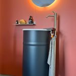 Lavabo Viesques Patricia Urquiola : lavabo outdoor haut de gamme design contemporain par Patricia Urquiola. Structure en acier inox laqué bicolore blanc et gris, diamètre 40 cm et hauteur 90 cm, siphon compris. Complété par une étagère en bois iroko, un miroir Bucatini LED 50 cm, un mitigeur Square au sol et un crochet porte-serviettes en acier blanc. Les décorateurs d’intérieur, ensembliers, décorateurs et architecte apprécient sa résistance aux intempéries et son esthétique sculpturale. Bel Œil expose cet ensemble dans son showroom de Marseille, spécialiste du mobilier haut de gamme outdoor. Il sublime les terrasses et espaces extérieurs de Nice, Cannes, Monaco, Marseille et Saint Tropez. Bel Œil, ensemblier et décorateur d’intérieur de référence, met en scène des créations qui allient fonctionnalité technique et raffinement contemporain. Vous recherchez un lavabo outdoor élégant et complet ? Le Lavabo Viesques Patricia Urquiola offre l’équilibre idéal entre design, durabilité et confort d’utilisation. La finition laquée bicolore crée un contraste graphique moderne tandis que le bois iroko apporte une touche naturelle. Bel Œil accompagne vos projets à Marseille, Nice, Cannes, Monaco et Saint Tropez avec une sélection rigoureuse de mobilier haut de gamme extérieur. Architectes, décorateurs et particuliers font confiance à notre expertise pour des aménagements d’exception. Découvrez cet ensemble outdoor avec Bel Œil, votre partenaire en design et art de vivre.