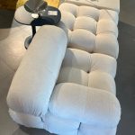 Canapé Camaleonda Mario Bellini : ce canapé design haut de gamme signé Mario Bellini pour B&B Italia est une icône intemporelle du design italien. Son rembourrage recyclable en polyuréthane profilé à densité différenciée assure un confort exceptionnel et un soutien parfait. La base en fibre de bois MDF NAF est surmontée d’un revêtement déhoussable en tissu ENIA couleur Ivoire, doux et raffiné. Les pieds en hêtre naturel et les mousquetons en inox apportent une touche d’élégance artisanale et une grande solidité. Présenté avec la table basse Gli Scacchi en cuir Kanu, cet ensemble forme une composition harmonieuse et sophistiquée. Avec son design modulaire et intemporel, ce canapé trouve sa place dans les plus beaux salons contemporains. Véritable pièce de decoration haut de gamme, il séduit les décorateurs d’intérieur, ensembliers, décorateurs et architecte qui recherchent à la fois confort, durabilité et esthétique raffinée. Bel Œil, spécialiste du mobilier haut de gamme, le présente dans ses showrooms. Vous cherchez un canapé iconique en tissu Ivoire pour vos projets à Nice, Cannes, Monaco, Marseille ou Saint Tropez ? Le Canapé Camaleonda Mario Bellini répond parfaitement aux exigences des réalisations d’art et de decoration haut de gamme. Le tissu ENIA Ivoire offre une luminosité douce et une texture agréable, tandis que les pieds en hêtre naturel et les mousquetons inox ajoutent une finition précieuse. Bel Œil accompagne architectes, décorateurs et particuliers dans leurs projets d’aménagement intérieur sophistiqués. Nous excellons en tant qu’ensemblier et décorateur d’intérieur pour créer des espaces de vie d’exception. Découvrez l’art du canapé design avec Bel Œil, votre référence à Marseille, Nice, Cannes, Monaco et Saint Tropez. Ce modèle B&B Italia incarne l’héritage visionnaire de Mario Bellini et le savoir-faire italien en matière de confort et de durabilité. Sa composition avec la table basse Gli Scacchi en cuir Kanu crée un ensemble cohérent et luxueux. Faites confiance à notre expertise en mobilier design haut de gamme, art de vivre et aménagement pour sublimer vos salons avec une pièce historique et résolument moderne.