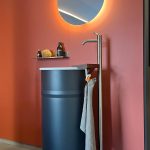 Lavabo Viesques Patricia Urquiola : ce lavabo outdoor design haut de gamme signé Patricia Urquiola pour la marque associée à Moroso ou Intérieur séduit par son élégance architecturale et sa fonctionnalité pensée pour l’extérieur. Réalisé en acier inox laqué bicolore (blanc et gris clair ou gris foncé), il allie résistance aux intempéries et raffinement contemporain. Son diamètre de 40 cm et sa hauteur de 90 cm en font un élément sculptural et pratique. Le siphon est inclus. Complété par une étagère en bois iroko (25 x 13 x 3 H cm), un miroir Bucatini rond de 50 cm de diamètre avec LED 48 W, un mitigeur Square au sol en acier inox (15 x 112 H cm) et un crochet porte-serviettes en acier blanc, cet ensemble forme une station de lavabo outdoor complète et harmonieuse. Véritable pièce de decoration haut de gamme, il attire les décorateurs d’intérieur, ensembliers, décorateurs et architecte qui recherchent du mobilier extérieur à la fois beau, durable et technique. Bel Œil, spécialiste du mobilier haut de gamme, le présente dans ses showrooms. Vous cherchez un lavabo outdoor design pour vos projets à Nice, Cannes, Monaco, Marseille ou Saint Tropez ? Le Lavabo Viesques Patricia Urquiola répond parfaitement aux exigences des réalisations d’art et de decoration haut de gamme en extérieur. La finition laquée bicolore apporte une touche graphique moderne tandis que l’acier inox garantit une longévité exceptionnelle face aux conditions extérieures. L’étagère en iroko ajoute une note chaleureuse et naturelle. Bel Œil accompagne architectes, décorateurs et particuliers dans leurs projets d’aménagement extérieur sophistiqués. Nous excellons en tant qu’ensemblier et décorateur d’intérieur pour créer des espaces de vie d’exception, y compris en extérieur. Découvrez l’art du lavabo design avec Bel Œil, votre référence à Marseille, Nice, Cannes, Monaco et Saint Tropez. Cet ensemble incarne l’alliance parfaite entre la vision créative de Patricia Urquiola et le savoir-faire technique italien. Sa présence sculpturale et ses finitions soignées transforment n’importe quel espace extérieur en un lieu raffiné et fonctionnel. Faites confiance à notre expertise en mobilier design haut de gamme, art de vivre et aménagement extérieur pour sublimer vos terrasses, jardins et piscines avec une station lavabo d’exception.