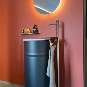 Lavabo Viesques Patricia Urquiola : ce lavabo outdoor design haut de gamme signé Patricia Urquiola pour la marque associée à Moroso ou Intérieur séduit par son élégance architecturale et sa fonctionnalité pensée pour l’extérieur. Réalisé en acier inox laqué bicolore (blanc et gris clair ou gris foncé), il allie résistance aux intempéries et raffinement contemporain. Son diamètre de 40 cm et sa hauteur de 90 cm en font un élément sculptural et pratique. Le siphon est inclus. Complété par une étagère en bois iroko (25 x 13 x 3 H cm), un miroir Bucatini rond de 50 cm de diamètre avec LED 48 W, un mitigeur Square au sol en acier inox (15 x 112 H cm) et un crochet porte-serviettes en acier blanc, cet ensemble forme une station de lavabo outdoor complète et harmonieuse. Véritable pièce de decoration haut de gamme, il attire les décorateurs d’intérieur, ensembliers, décorateurs et architecte qui recherchent du mobilier extérieur à la fois beau, durable et technique. Bel Œil, spécialiste du mobilier haut de gamme, le présente dans ses showrooms. Vous cherchez un lavabo outdoor design pour vos projets à Nice, Cannes, Monaco, Marseille ou Saint Tropez ? Le Lavabo Viesques Patricia Urquiola répond parfaitement aux exigences des réalisations d’art et de decoration haut de gamme en extérieur. La finition laquée bicolore apporte une touche graphique moderne tandis que l’acier inox garantit une longévité exceptionnelle face aux conditions extérieures. L’étagère en iroko ajoute une note chaleureuse et naturelle. Bel Œil accompagne architectes, décorateurs et particuliers dans leurs projets d’aménagement extérieur sophistiqués. Nous excellons en tant qu’ensemblier et décorateur d’intérieur pour créer des espaces de vie d’exception, y compris en extérieur. Découvrez l’art du lavabo design avec Bel Œil, votre référence à Marseille, Nice, Cannes, Monaco et Saint Tropez. Cet ensemble incarne l’alliance parfaite entre la vision créative de Patricia Urquiola et le savoir-faire technique italien. Sa présence sculpturale et ses finitions soignées transforment n’importe quel espace extérieur en un lieu raffiné et fonctionnel. Faites confiance à notre expertise en mobilier design haut de gamme, art de vivre et aménagement extérieur pour sublimer vos terrasses, jardins et piscines avec une station lavabo d’exception.