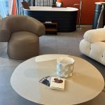 Table Basse Re-verre Federica Biasi : table basse haut de gamme design contemporain par Federica Biasi pour Gallotti&Radice. Réalisée en verre recyclé avec finition main dans la version mélange lunaire. Dimensions diam 120 / 127 x 27 H cm pour une présence généreuse et aérienne. Les décorateurs d’intérieur, ensembliers, décorateurs et architecte apprécient sa texture unique, ses reflets changeants et son caractère artisanal. Bel Œil expose cette table dans son showroom de Marseille, spécialiste du mobilier haut de gamme. Elle sublime les salons et espaces de vie de Nice, Cannes, Monaco, Marseille et Saint Tropez. Bel Œil, ensemblier et décorateur d’intérieur de référence, met en scène des créations qui allient durabilité, poésie et raffinement. Vous recherchez une table basse en verre recyclé d’exception ? La Table Basse Re-verre Federica Biasi offre l’équilibre idéal entre engagement écologique, savoir-faire artisanal et esthétique contemporaine. Chaque pièce est unique grâce à la finition main et aux variations naturelles du verre recyclé. Bel Œil accompagne vos projets à Marseille, Nice, Cannes, Monaco et Saint Tropez avec une sélection rigoureuse de mobilier haut de gamme. Architectes, décorateurs et particuliers font confiance à notre expertise pour des intérieurs d’exception. Découvrez ce modèle poétique et lumineux avec Bel Œil, votre partenaire en design et art de vivre.